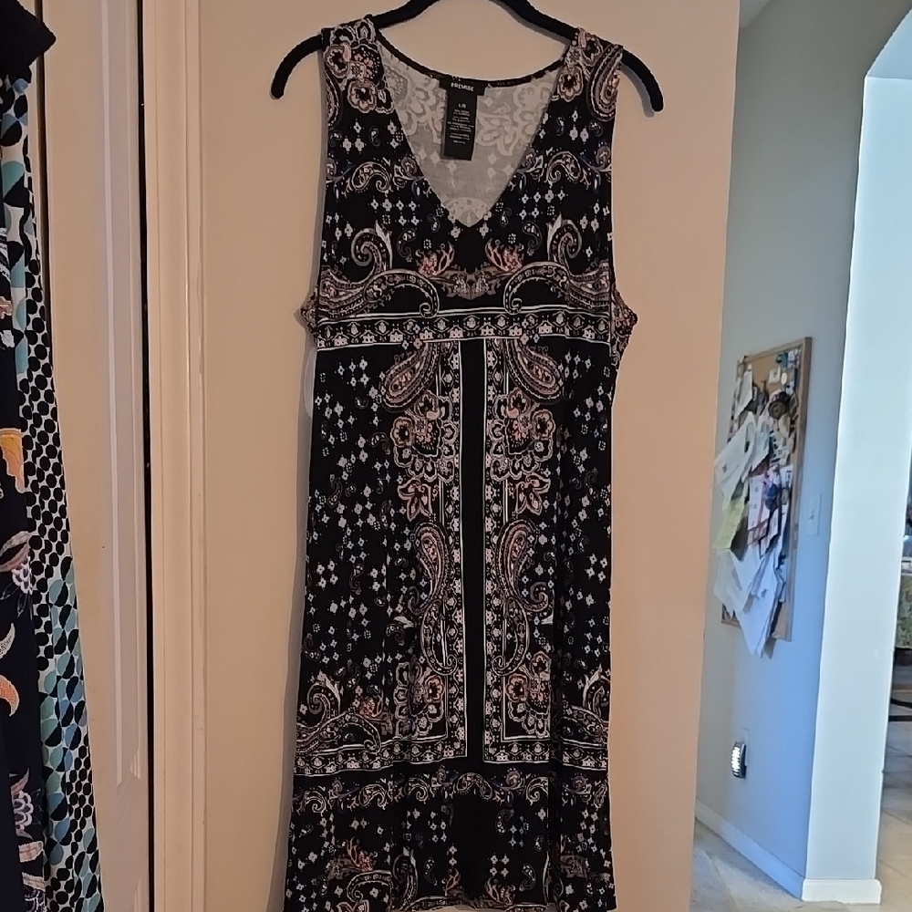 Black and White Sleeveless V-Neck Midi Sundress
